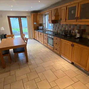 Hébergement de vacances Cosy 4 Bedroom House With Rear Garden Patio